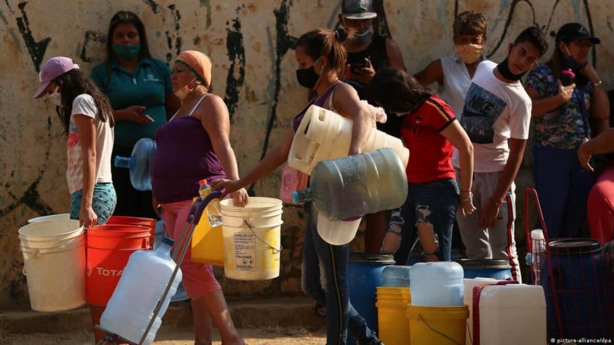 Las fallas en el suministro de agua obligan a los venezolanos a cambiar sus rutinas:  “El agua llega cada 20 días”   
