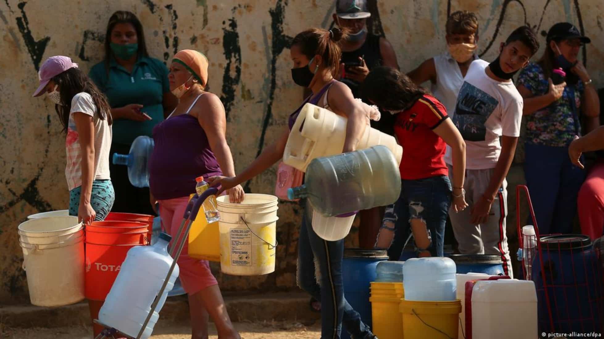 Las fallas en el suministro de agua obligan a los venezolanos a cambiar ...