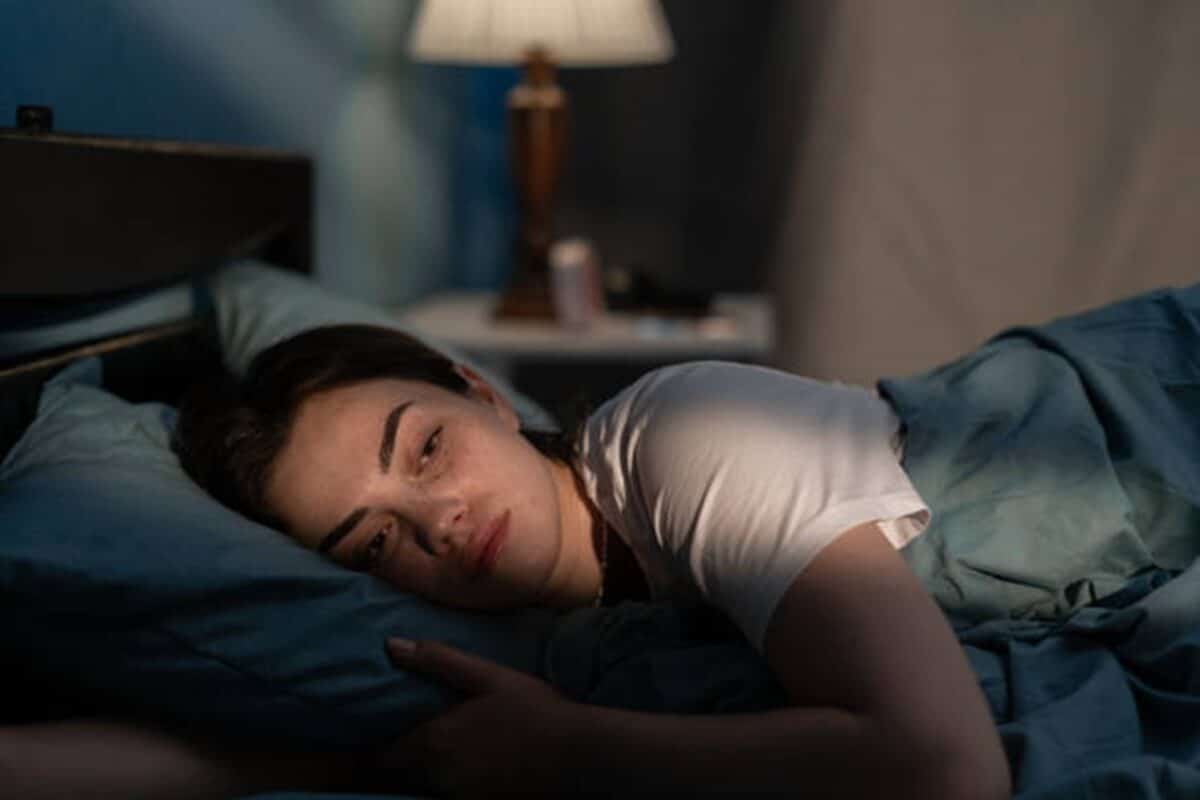 Estudio reveló que más del 80 % de las personas usan pantallas antes de dormir y presentan problemas de insomnio