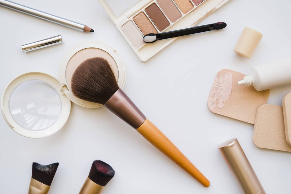 ¿Cuáles son los riesgos de usar maquillaje vencido?