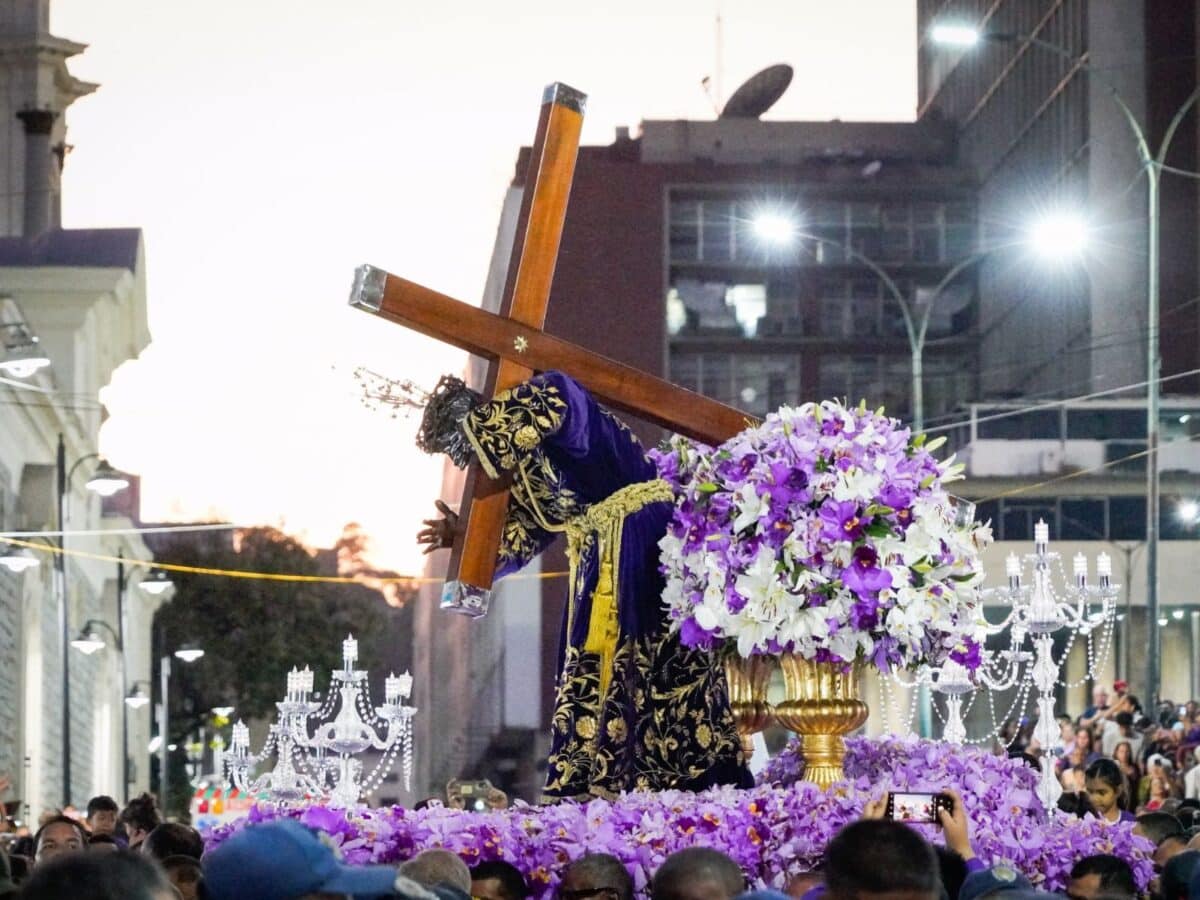 En imágenes: así transcurre la procesión del Nazareno en Caracas