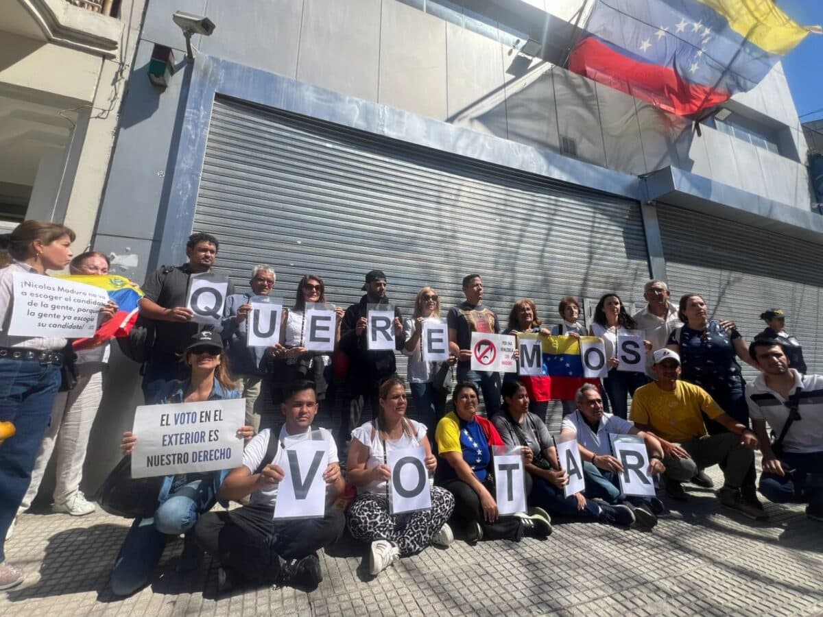 En imágenes: venezolanos en el exterior exigieron la apertura del Registro Electoral 