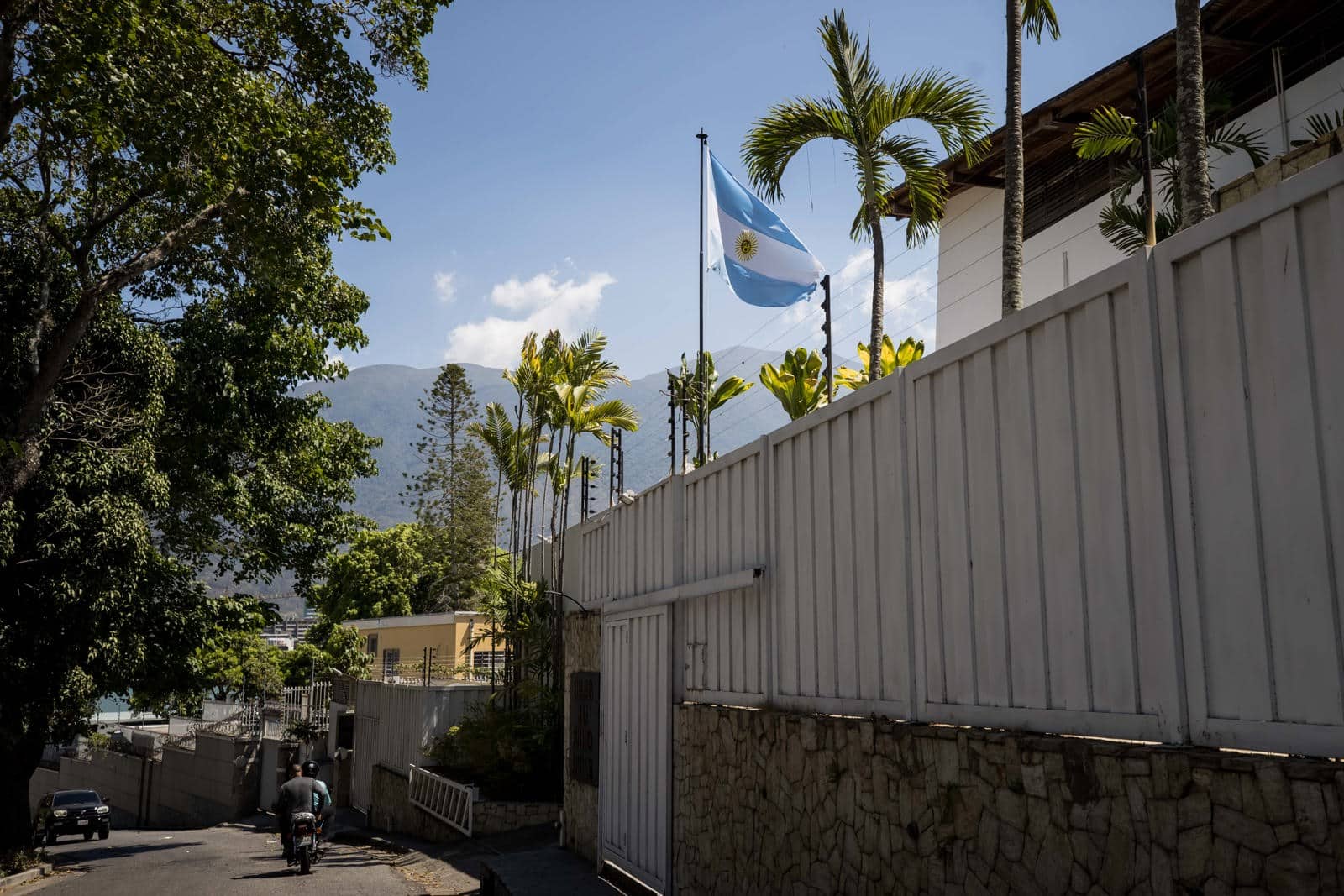 What might be the arguments to disclaim protected passage to opponents asylum within the Argentine Embassy in Caracas?