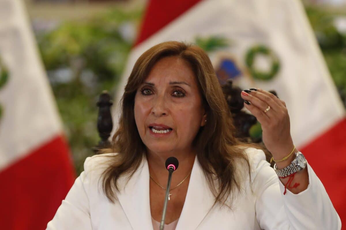 Ministro del Interior de Perú renunció en medio de la tensión política por allanamiento a la casa de la presidenta Boluarte