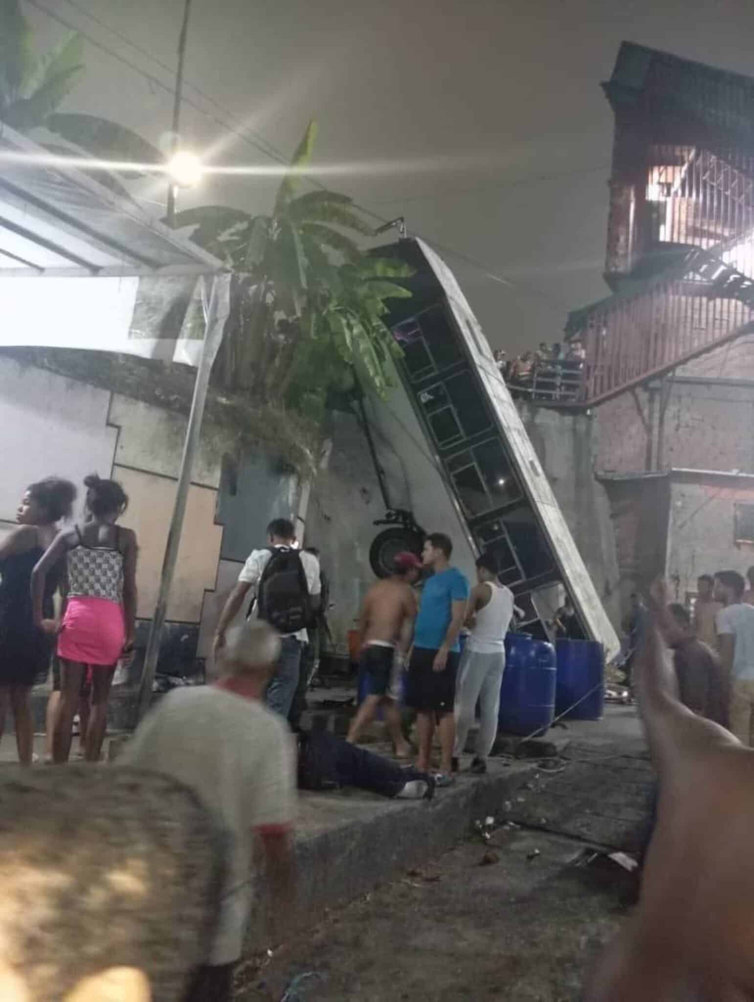 Un autobús con varios pasajeros cayó de un elevado en la carretera Petare-Guarenas: lo que se sabe