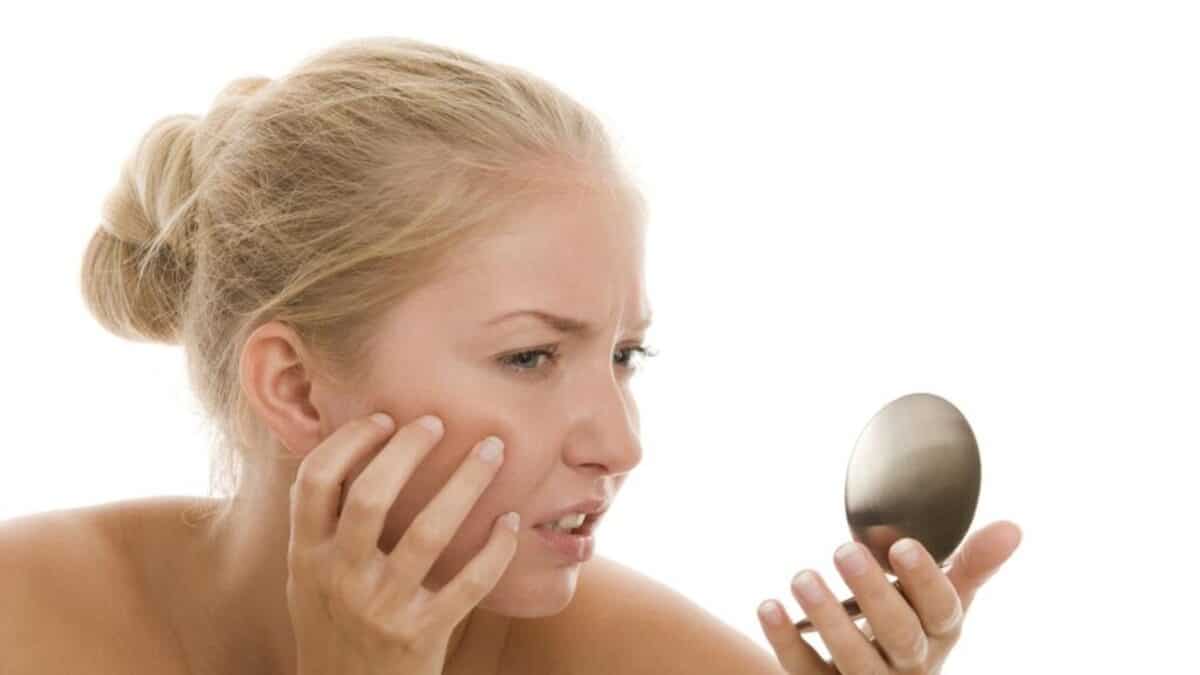 ¿Cuáles son los riesgos de dormir sin quitarse el maquillaje?