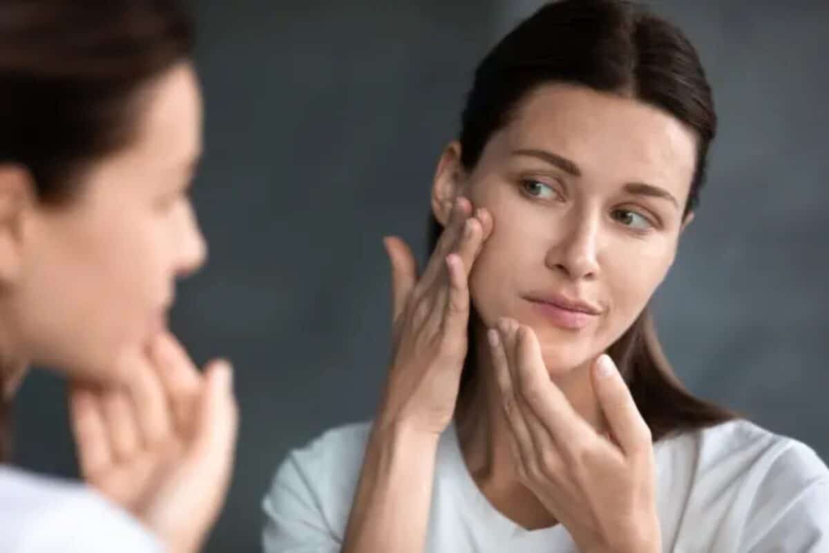 ¿Cuáles son los riesgos de dormir sin quitarse el maquillaje?