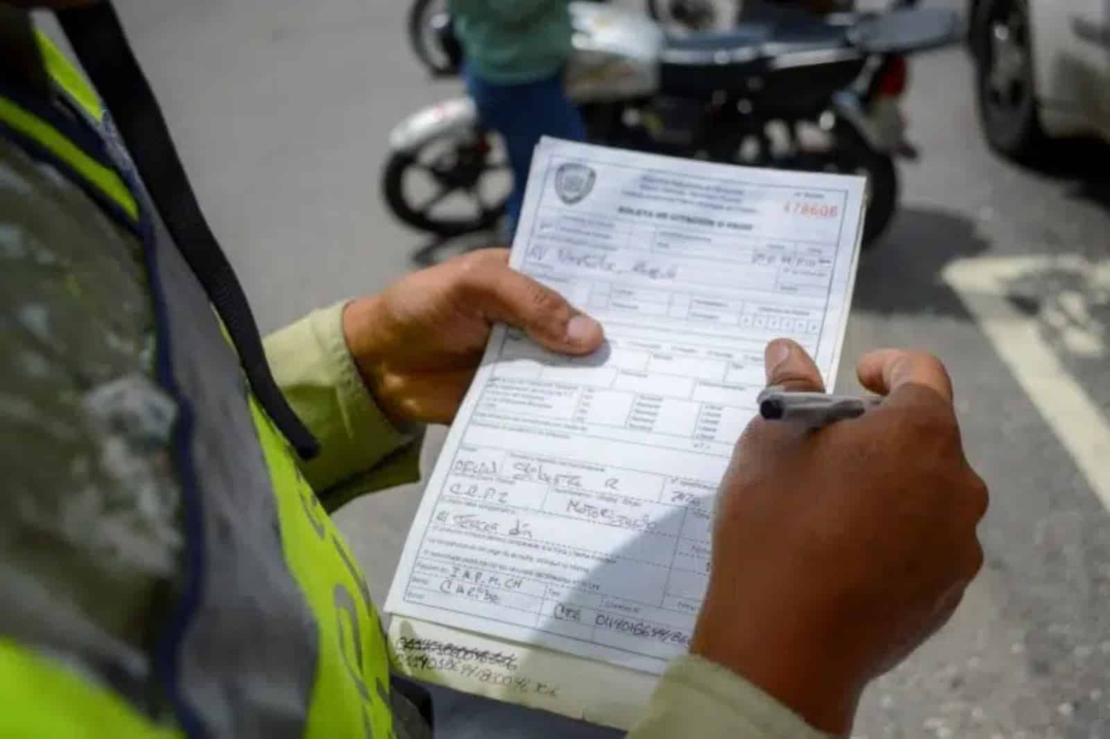 What is the amount of the fine for driving without a license plate in Venezuela?