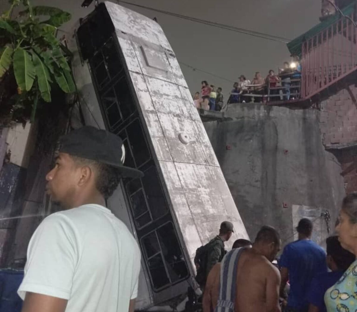 Un autobús con varios pasajeros cayó de un elevado en la carretera Petare-Guarenas: lo que se sabe