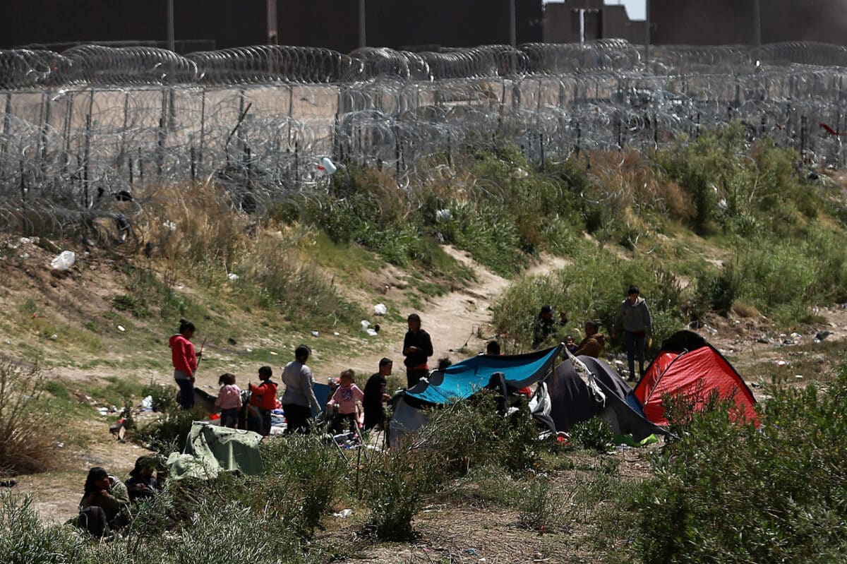 Niños y mujeres se enferman en campamentos improvisados en México debido al clima extremo 