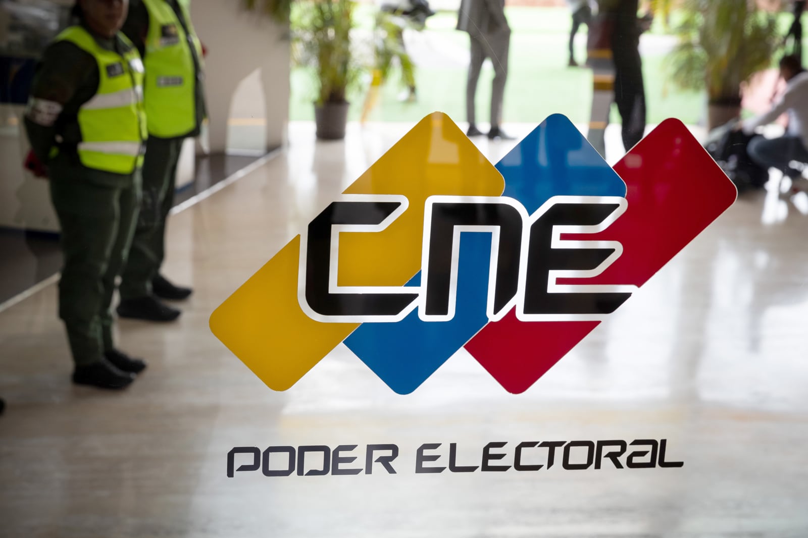 Representantes de UNT y MVP acudieron al CNE para apoyar formalmente la candidatura de Edmundo González