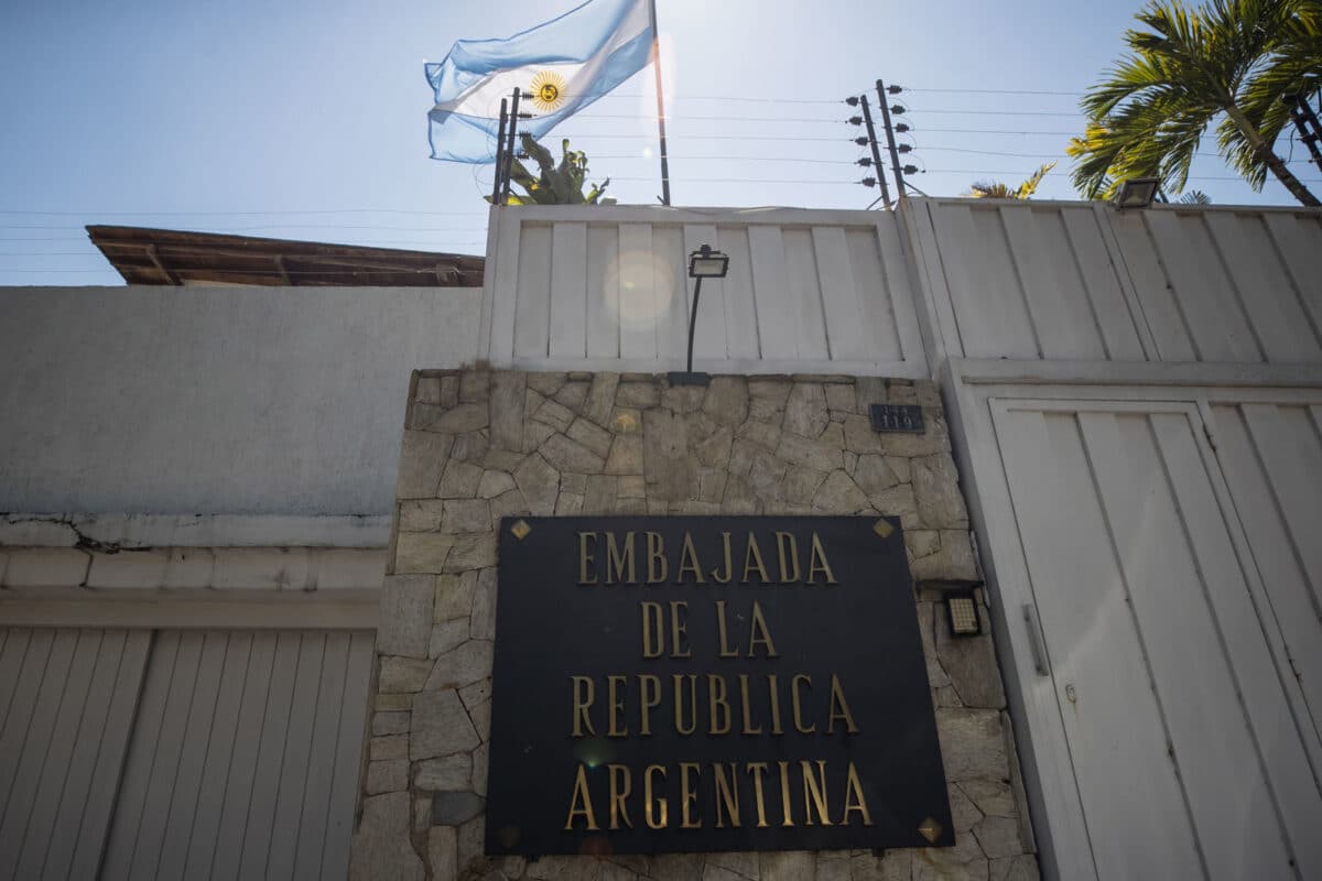 Argentina negocia salvoconductos para opositores refugiados en su embajada en Caracas