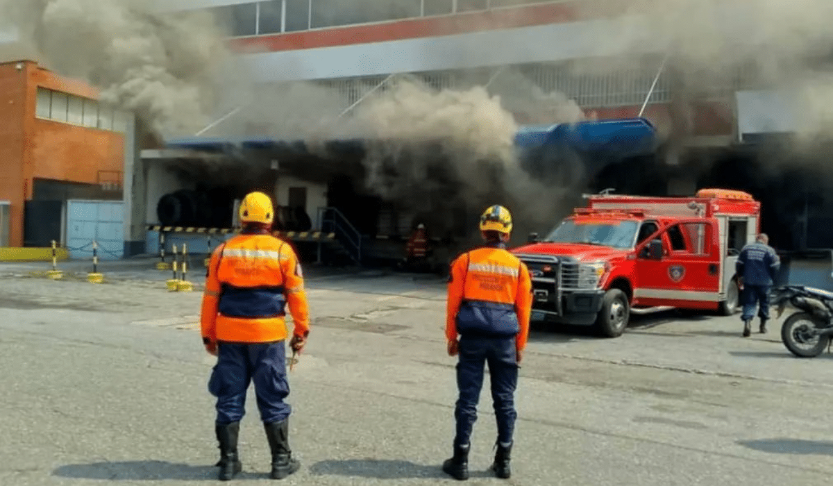 Autoridades trabajan para controlar incendio en la zona industrial de Los Ruices: los detalles