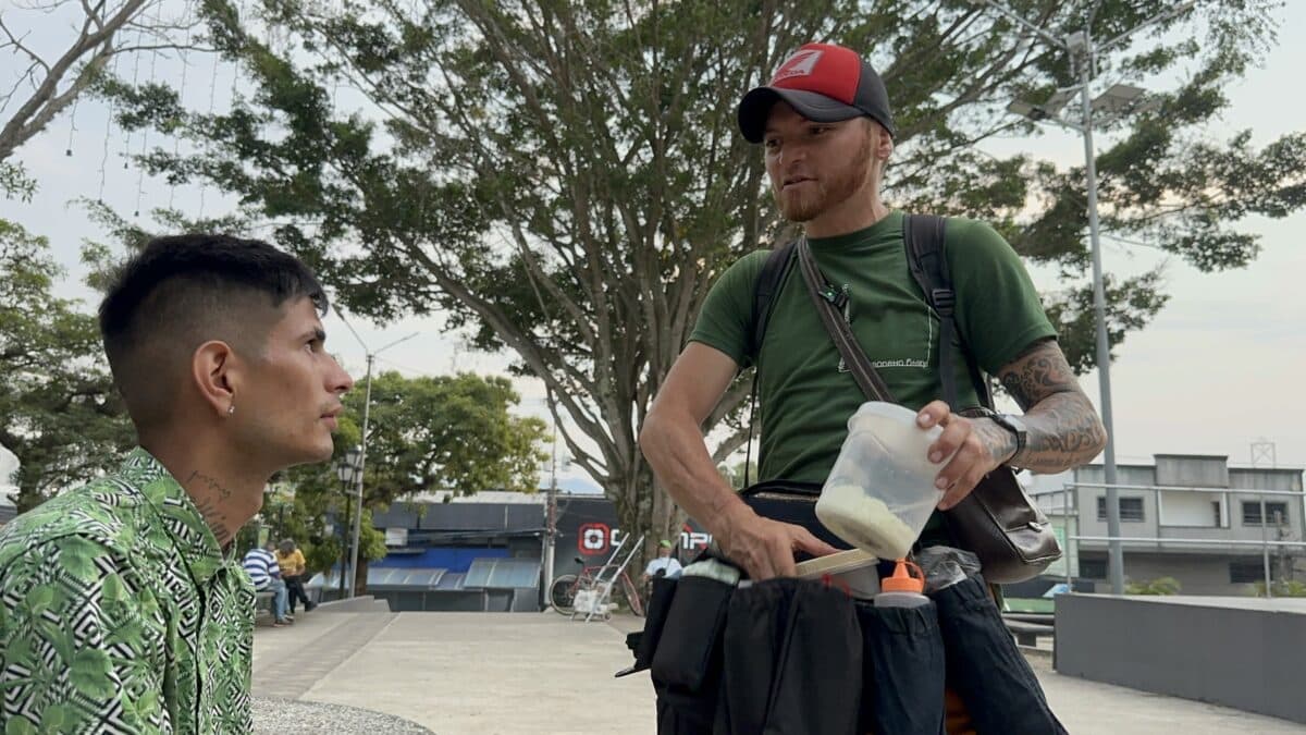 Un venezolano se reinventa ofreciendo café al instante en las calles de San Cristóbal