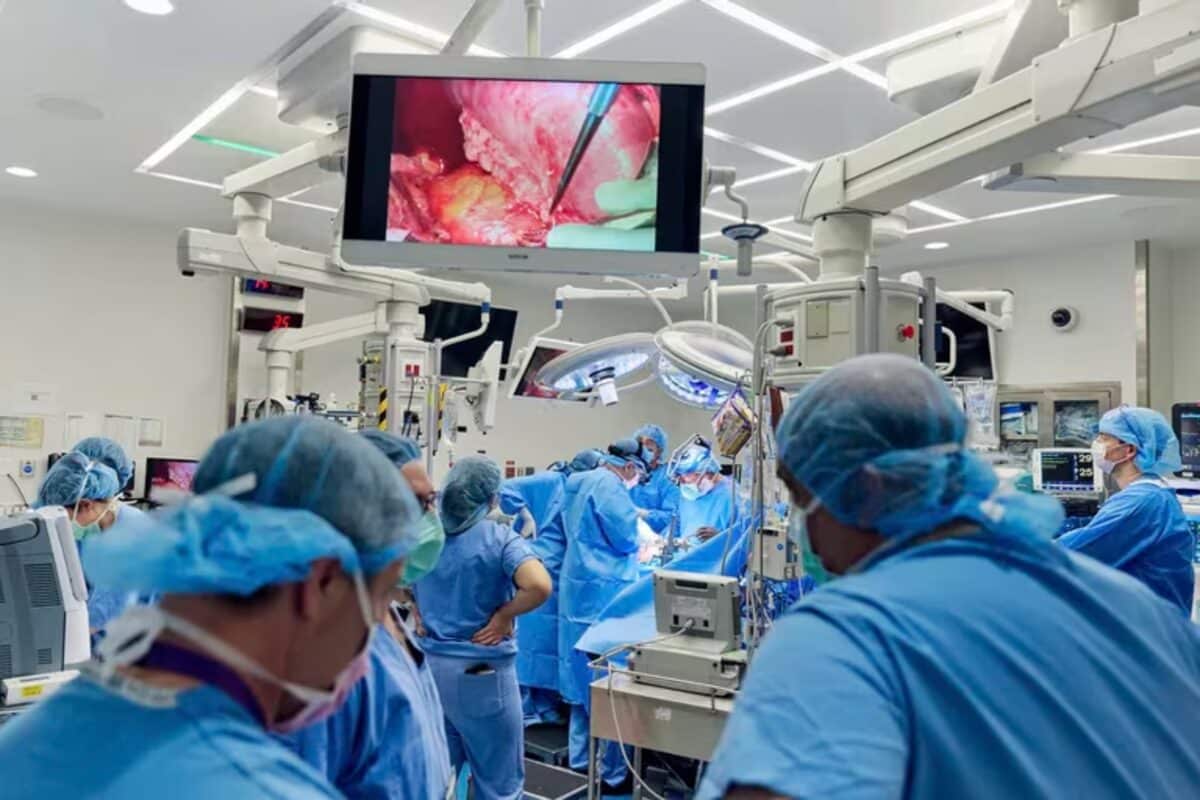 Una mujer recibió el primer trasplante combinado de riñón de cerdo y bomba cardíaca 