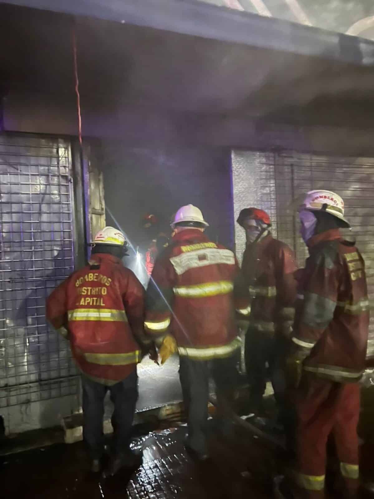 En imágenes: incendio en mercado de La Hoyada afectó varios locales