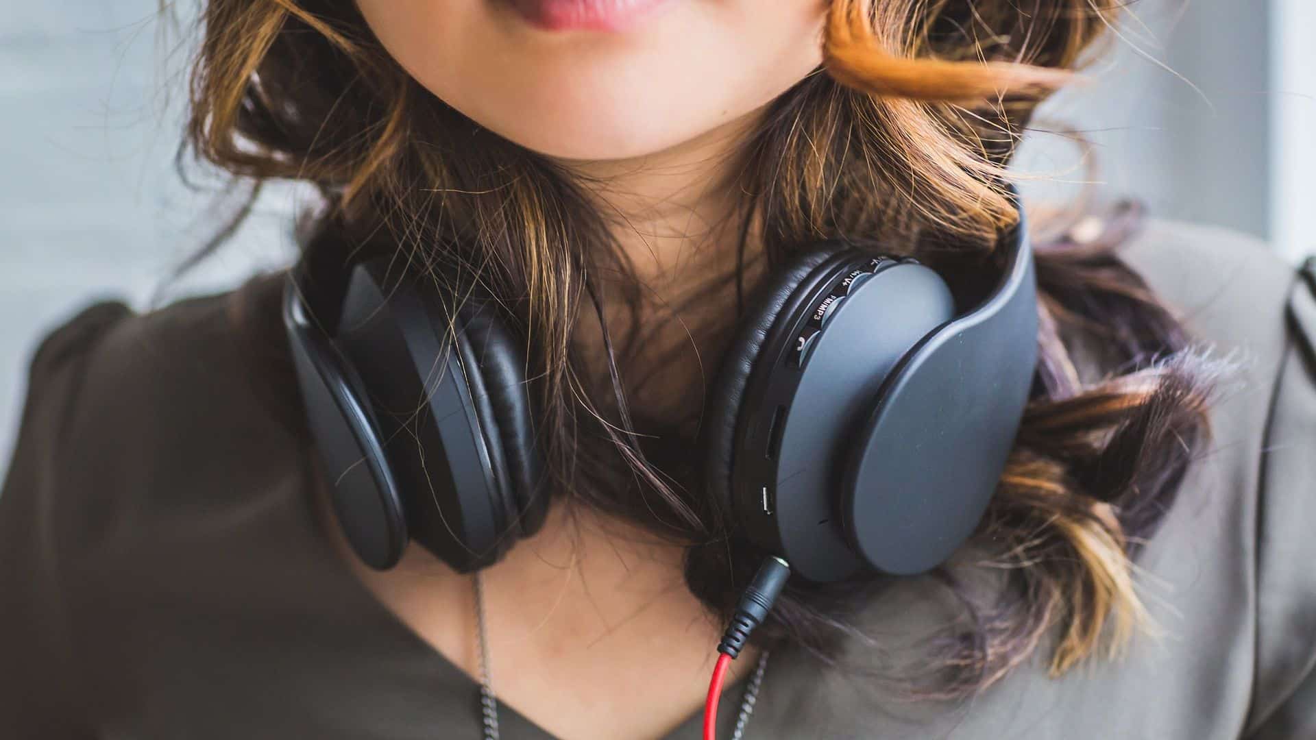 Audífonos con inteligencia artificial permitirán filtrar la voz de una persona en lugares ruidosos
