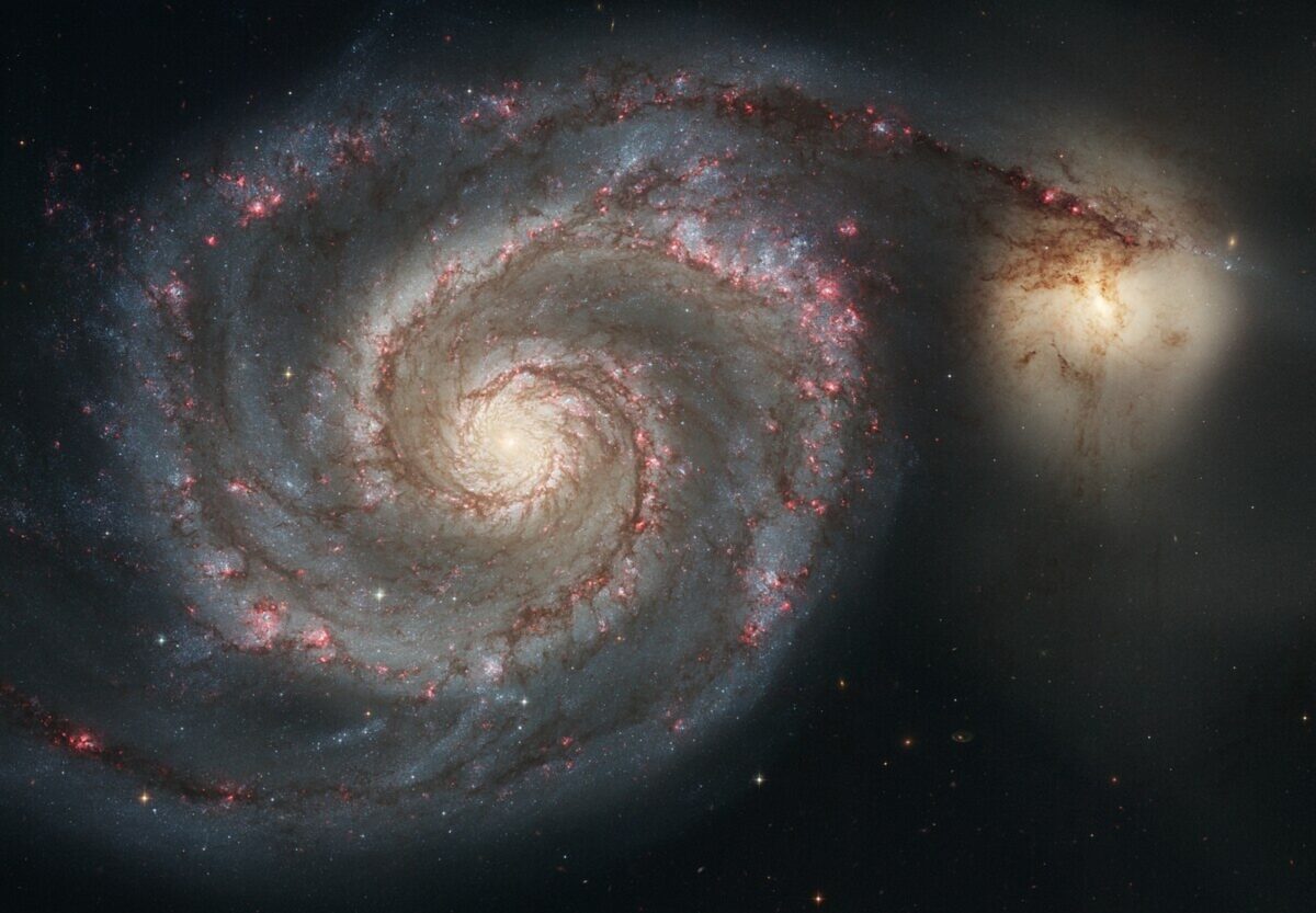 Un estudio reveló que la galaxia del Remolino se moldeó por el paso repetido de una galaxia satélite