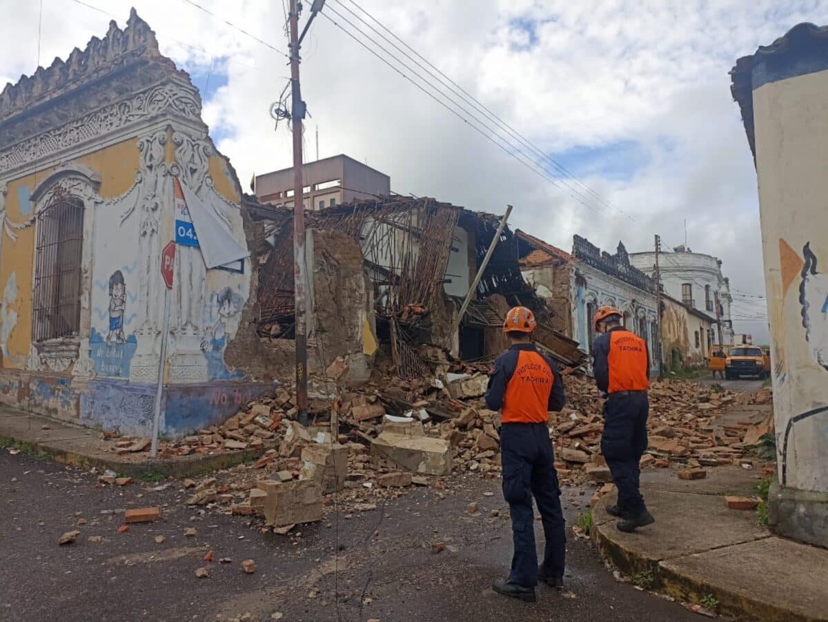 Rains caused the collapse of two century-old houses in Táchira