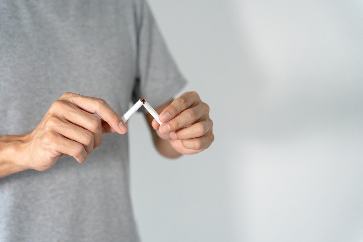 Dejar de fumar: una decisión que prioriza la salud y da años de vida 