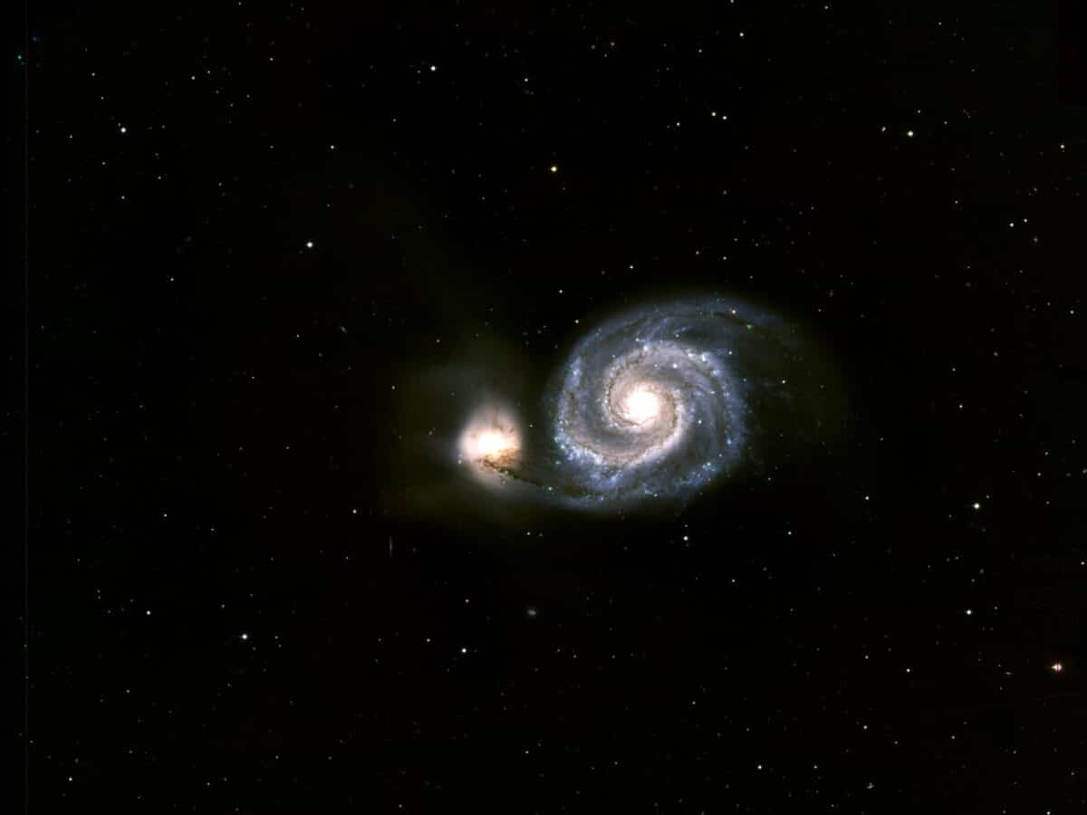 Un estudio reveló que la galaxia del Remolino se moldeó por el paso repetido de una galaxia satélite
