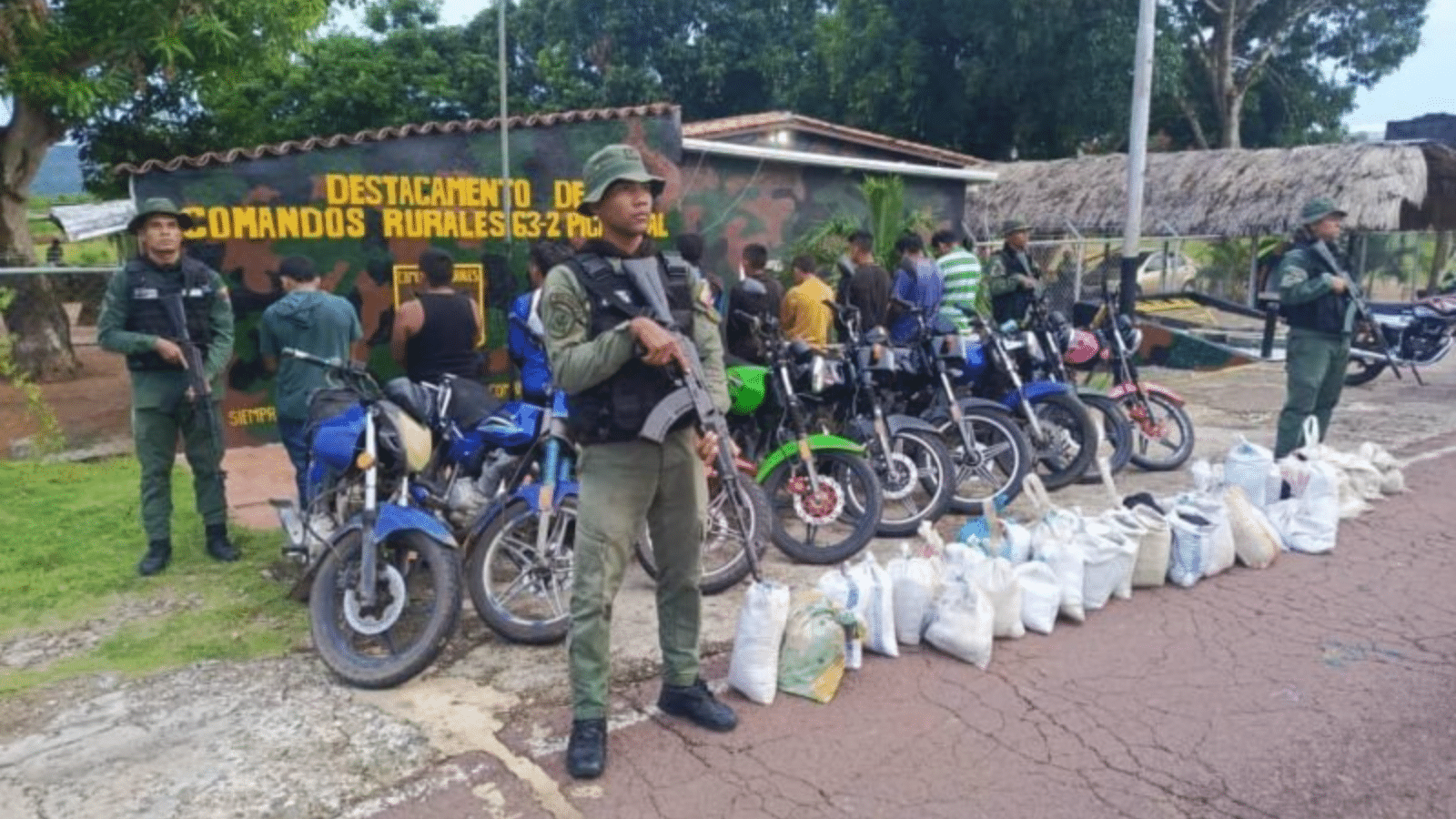 La Fuerza Armada Nacional Bolivariana (FANB) detuvo a 12 personas que transportaban 841 kilos del mineral casiterita en el estado Amazonas | Foto: X @dhernandezlarez