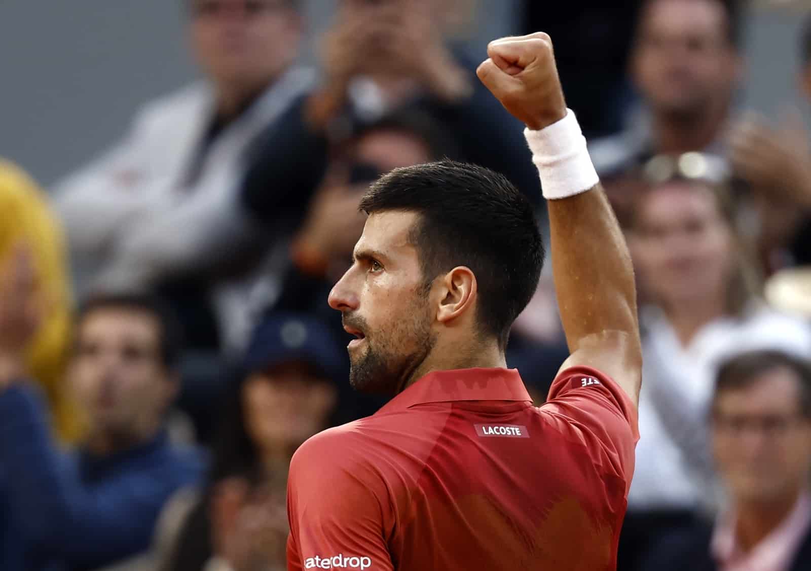 Djokovic se retiró de Roland Garros por lesión en la rodilla derecha