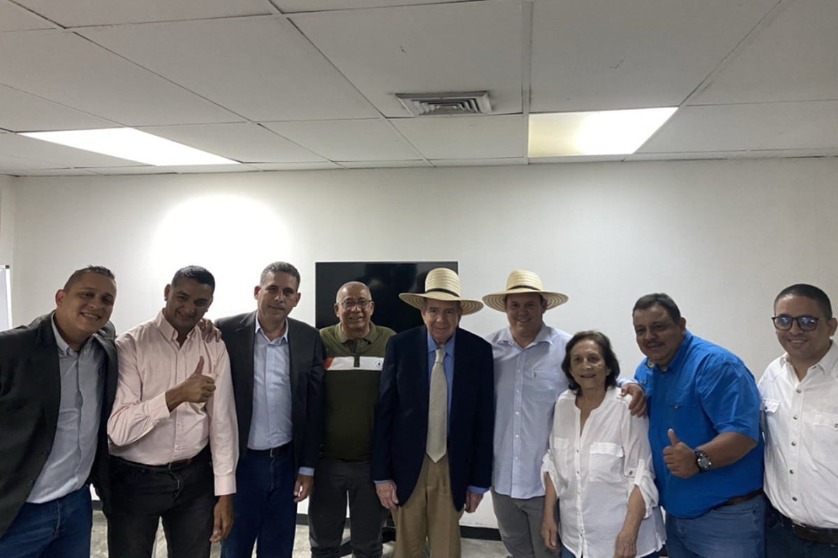 Al menos 10 alcaldes opositores fueron inhabilitados tras apoyar la candidatura de Edmundo González