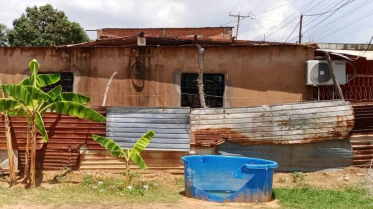 Denunciaron que alumnos deben recibir clases en el patio de una escuela en Zulia por el mal estado de los salones