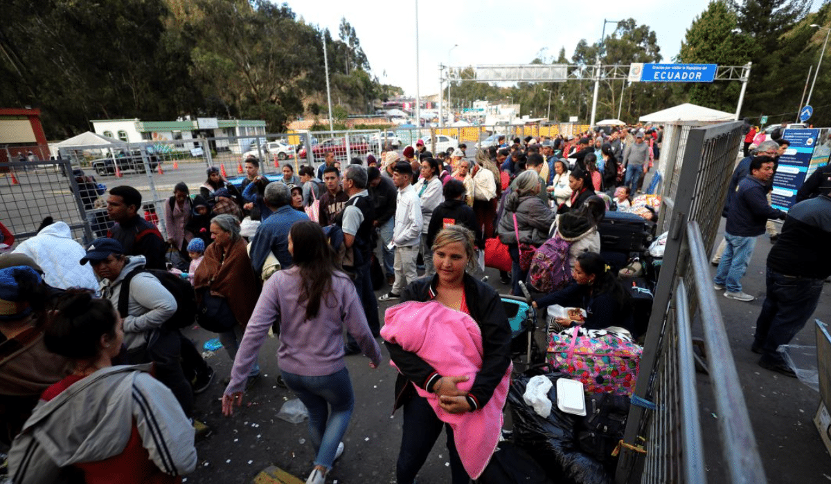 Policía de Colombia detuvo a siete personas que tenían a 126 migrantes retenidos en la frontera con Ecuador