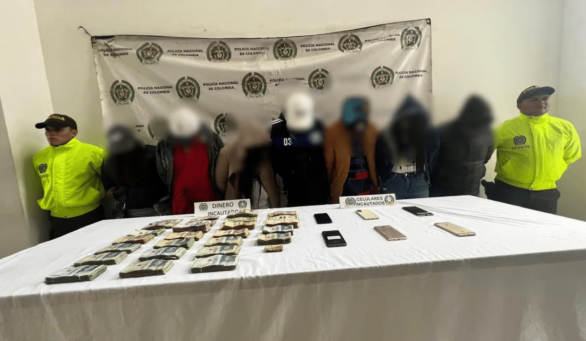 Policía de Colombia detuvo a siete personas que tenían a 126 migrantes retenidos en la frontera con Ecuador