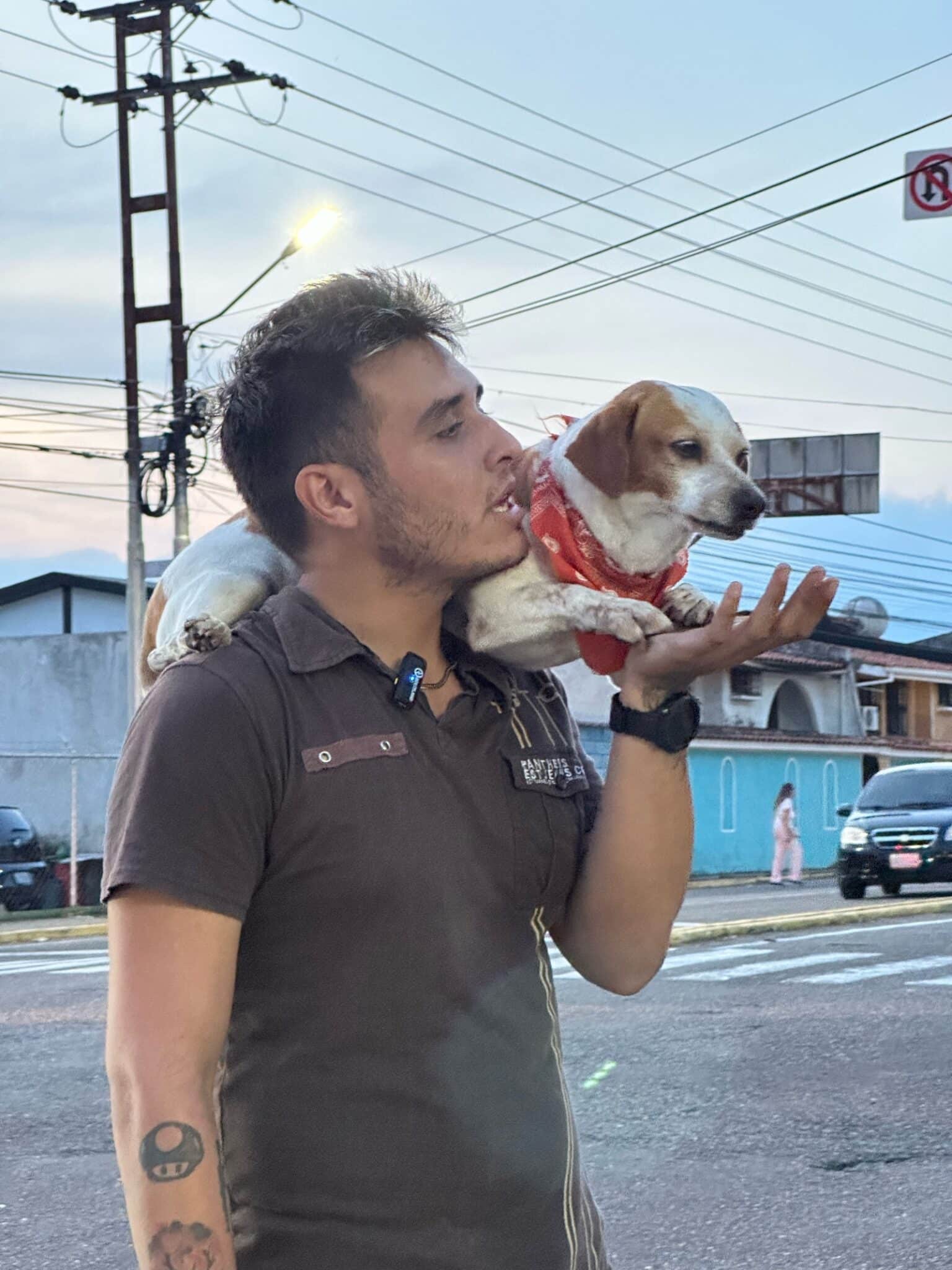 Ricardo, the man from Tachira who makes a living juggling with his dog Isis