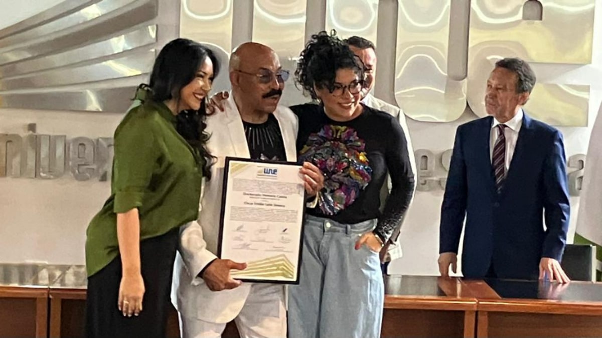 Óscar D’León recibió el título doctor honoris causa de la Universidad de Nueva Esparta