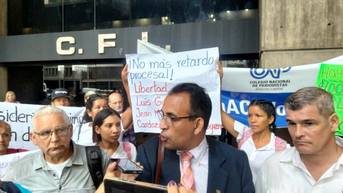 Familiares de privados de libertad protestaron frente a la Defensoría del Pueblo para exigir que se respete el debido proceso