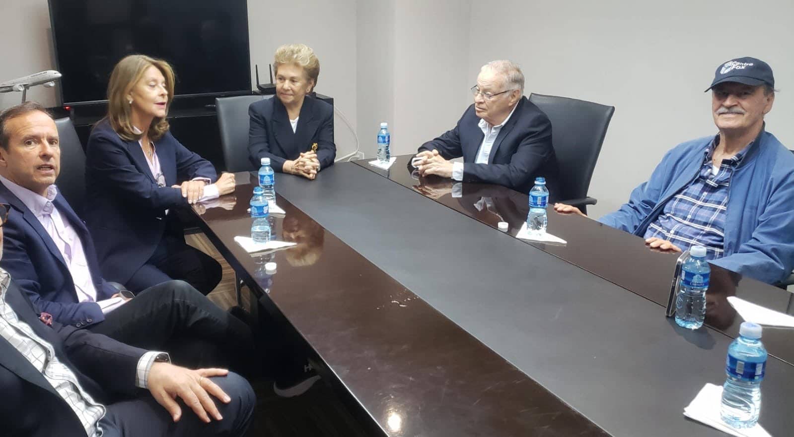 Expresidentes que viajaban a Venezuela se bajaron del avión en Panamá ante impedimento se despegue del vuelo