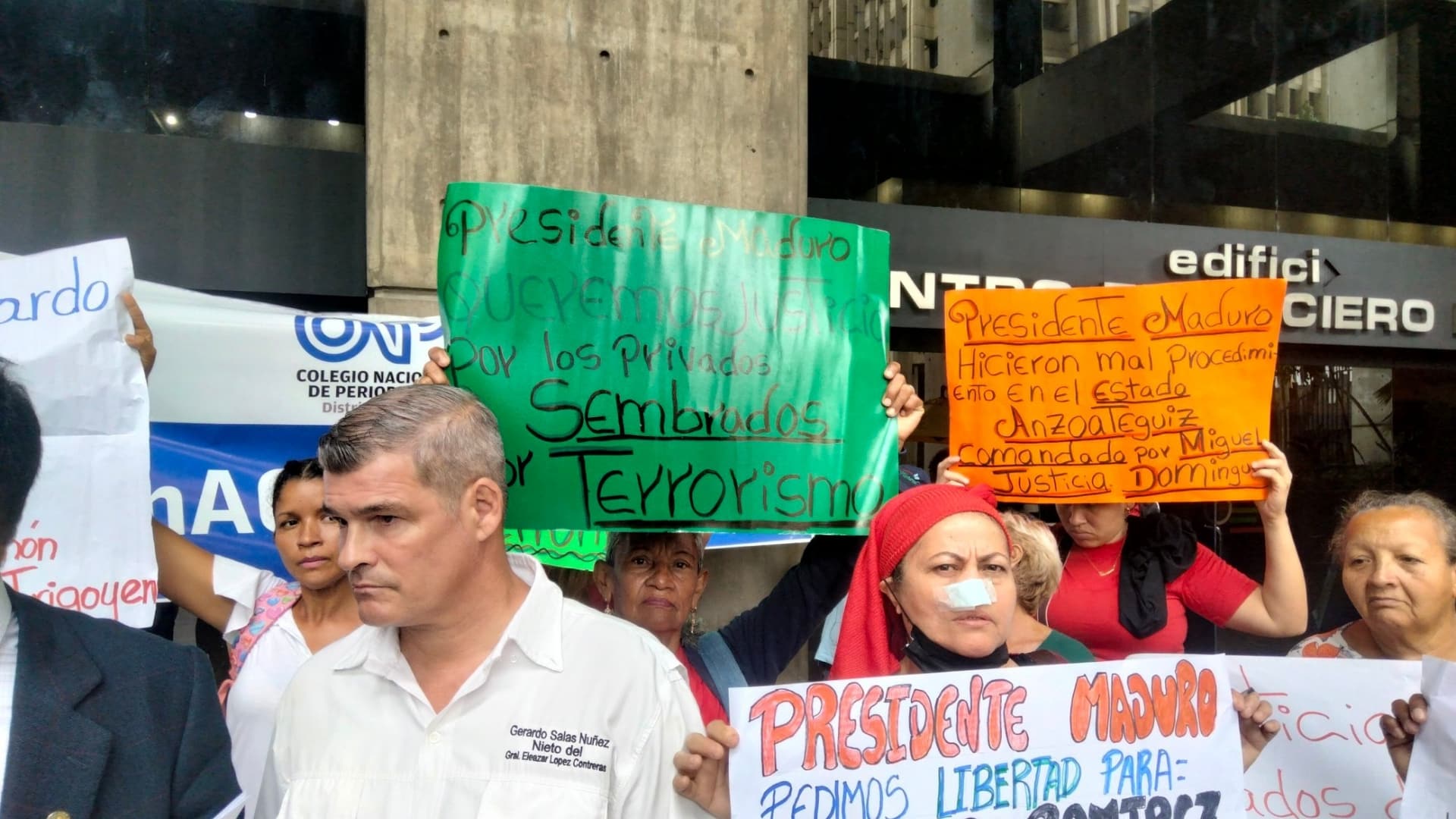Familiares de privados de libertad protestaron frente a la Defensoría del Pueblo para exigir que se respete el debido proceso