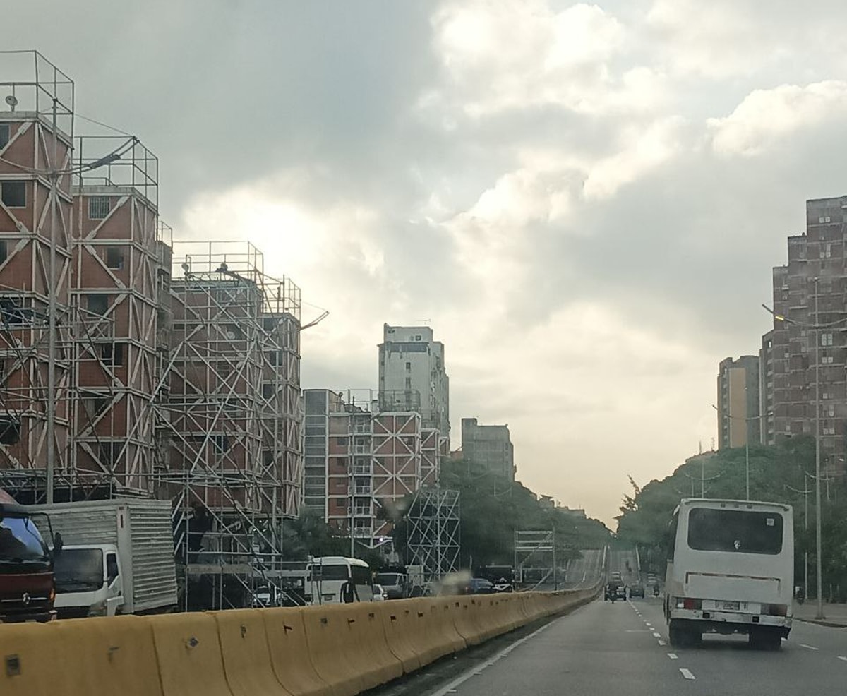 Tarimas y calles cerradas: así amaneció Caracas para el inicio de la campaña presidencial