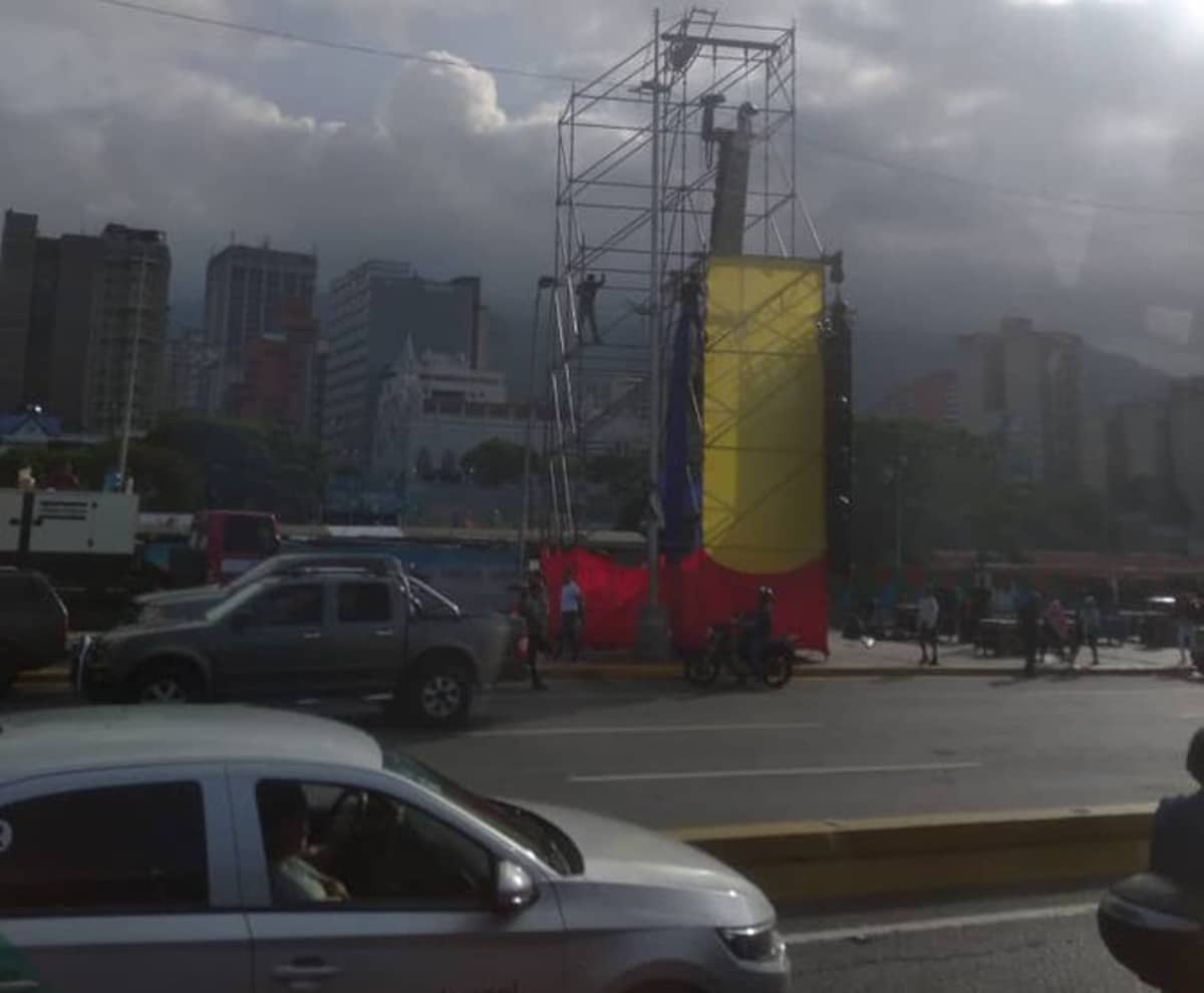 Tarimas y calles cerradas: así amaneció Caracas para el inicio de la campaña presidencial