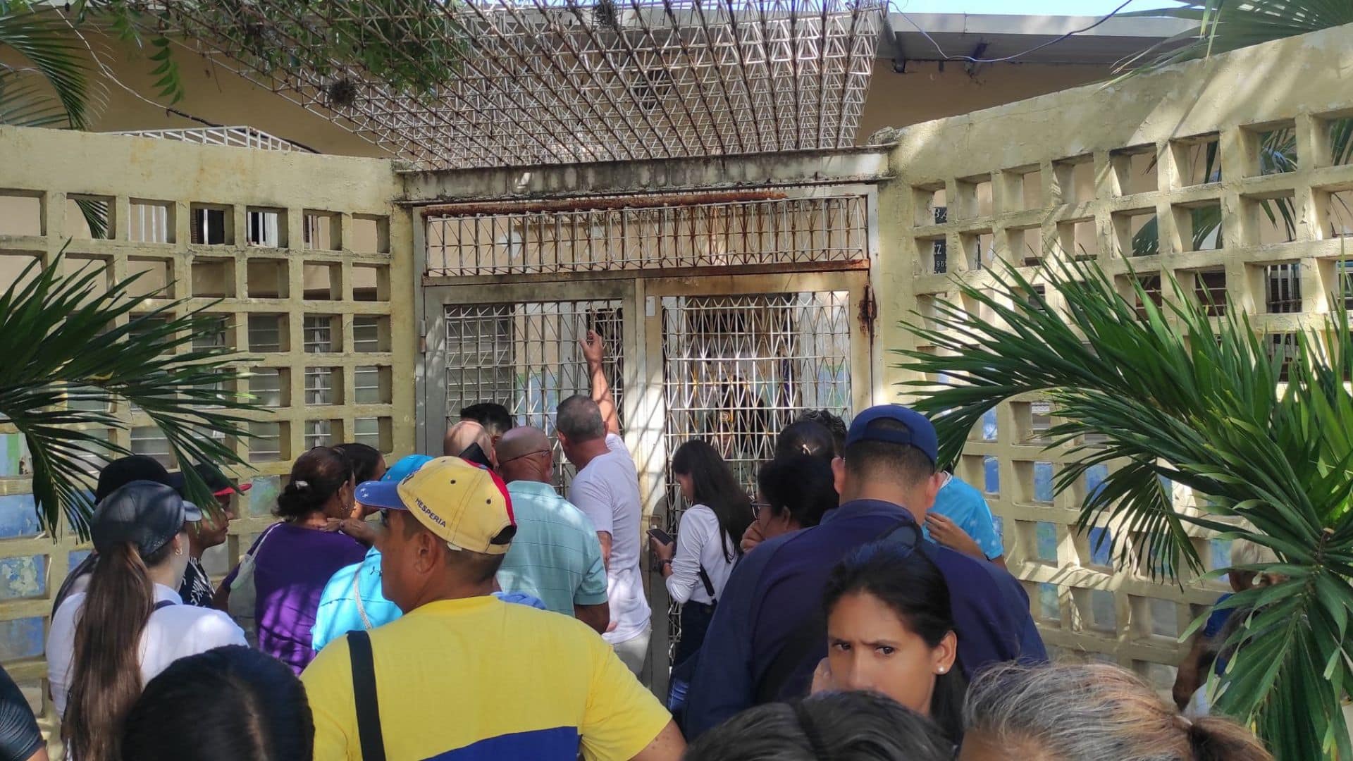 Denunciaron impedimentos para el ingreso de miembros de mesas de varios centros de votación