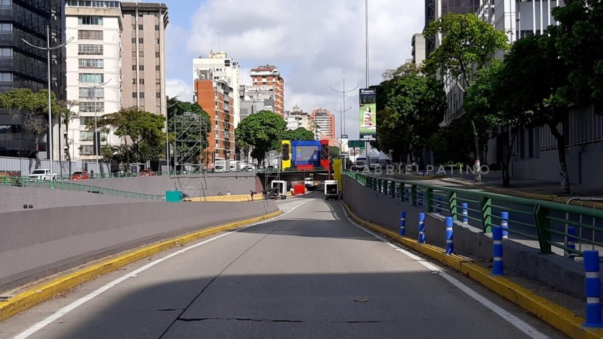 Tarimas y calles cerradas: así amaneció Caracas para el inicio de la campaña presidencial