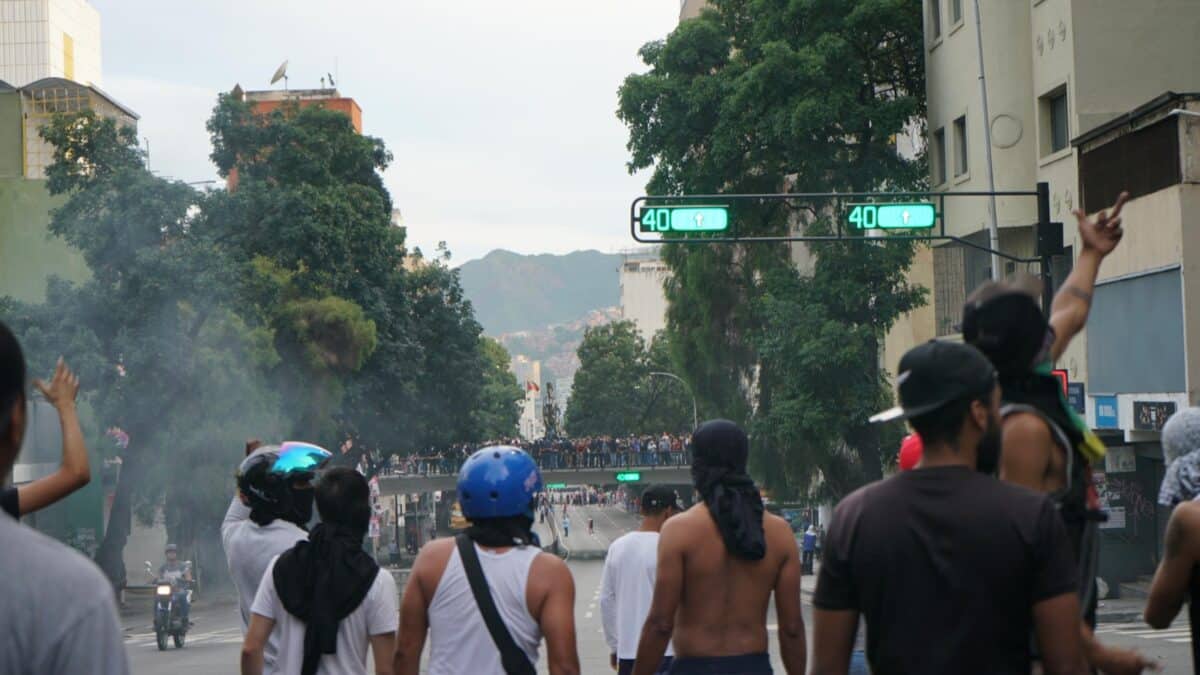 Ciudadanos protestan en las cercanías del Palacio de Miraflores