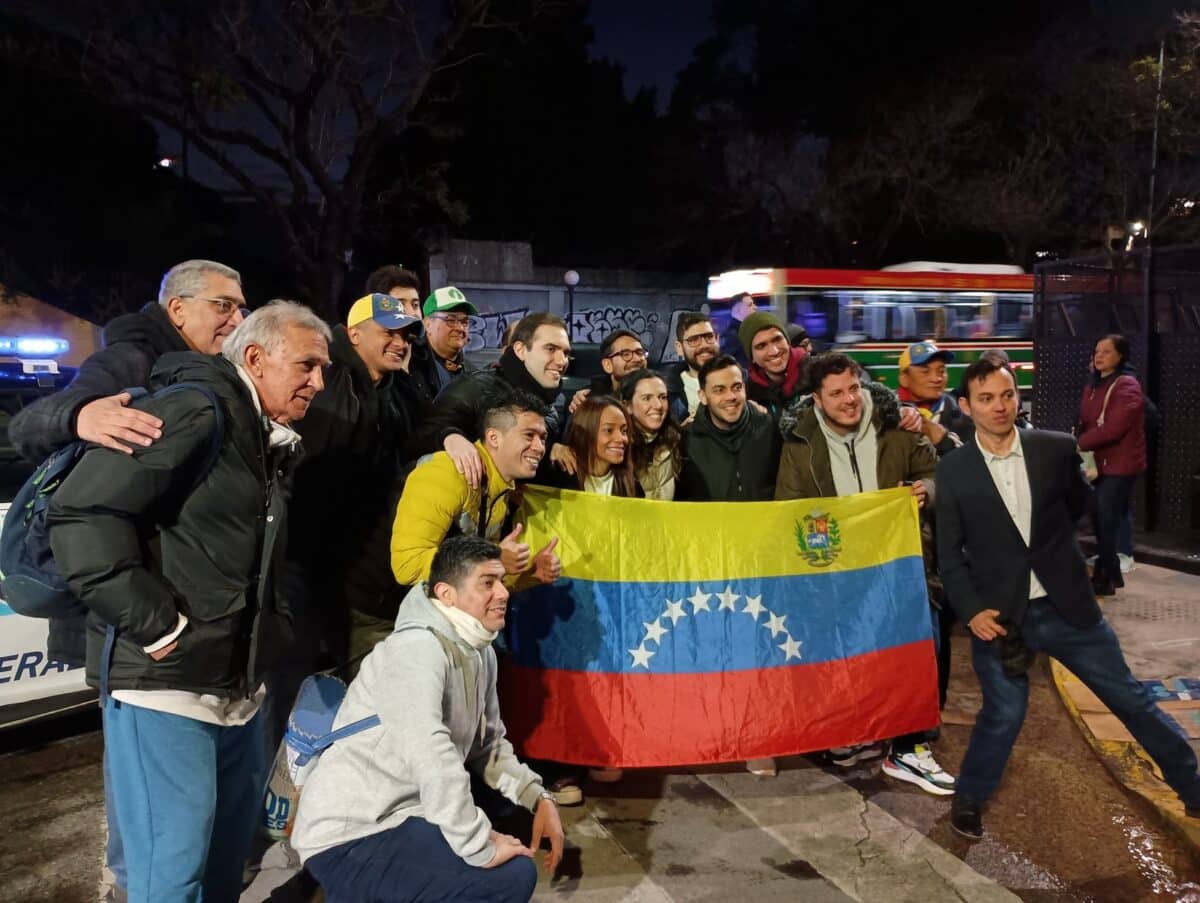 Venezuelans in Bogotá exercised their right to vote despite the rain