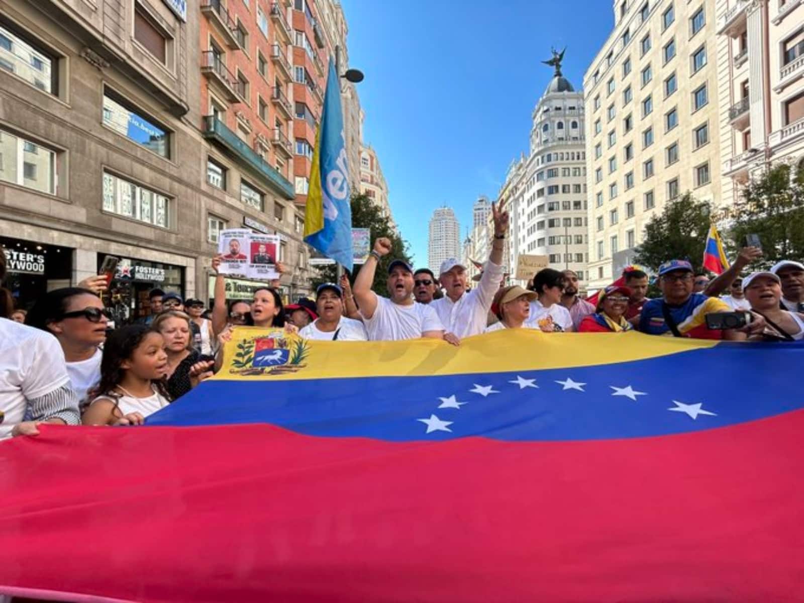 En imágenes: Venezolanos en Madrid se concentraron en apoyo a Edmundo González