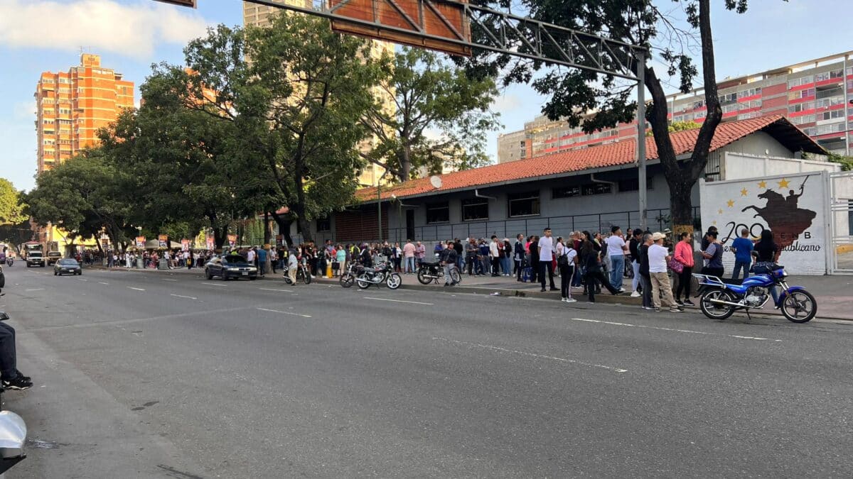 Proceso electoral en el oeste de Caracas: votantes se mantienen en las filas
