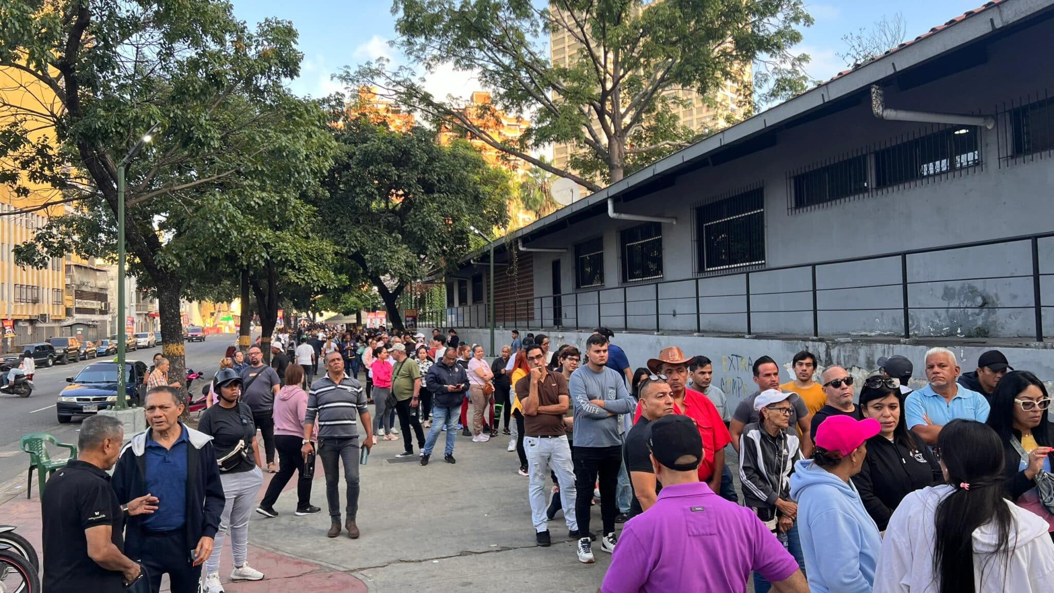 Proceso electoral en el oeste de Caracas: votantes se mantienen en las filas