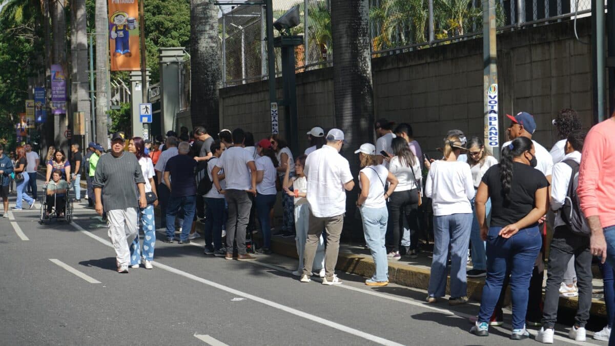 Proceso electoral en el oeste de Caracas: votantes se mantienen en las filas