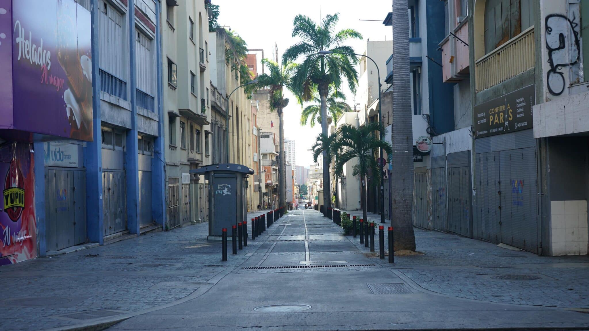 En imágenes: Caracas amaneció desolada tras una larga jornada de protestas 