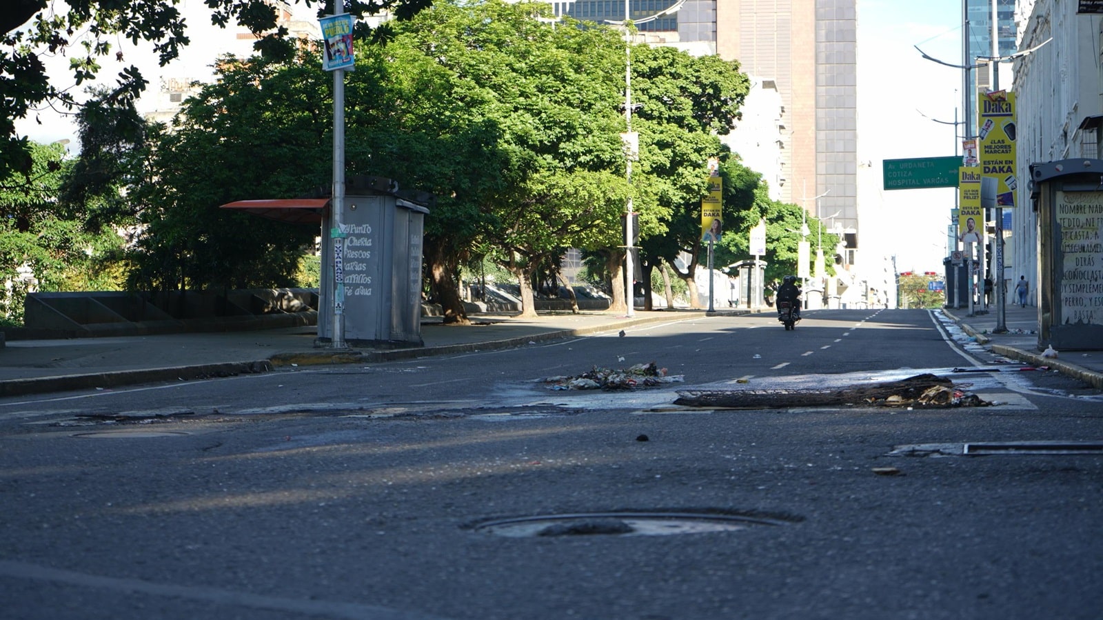 En imágenes: Caracas amaneció desolada tras una larga jornada de protestas 