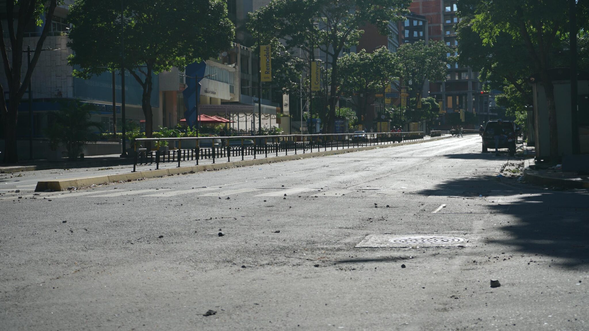 En imágenes: Caracas amaneció desolada tras una larga jornada de protestas 