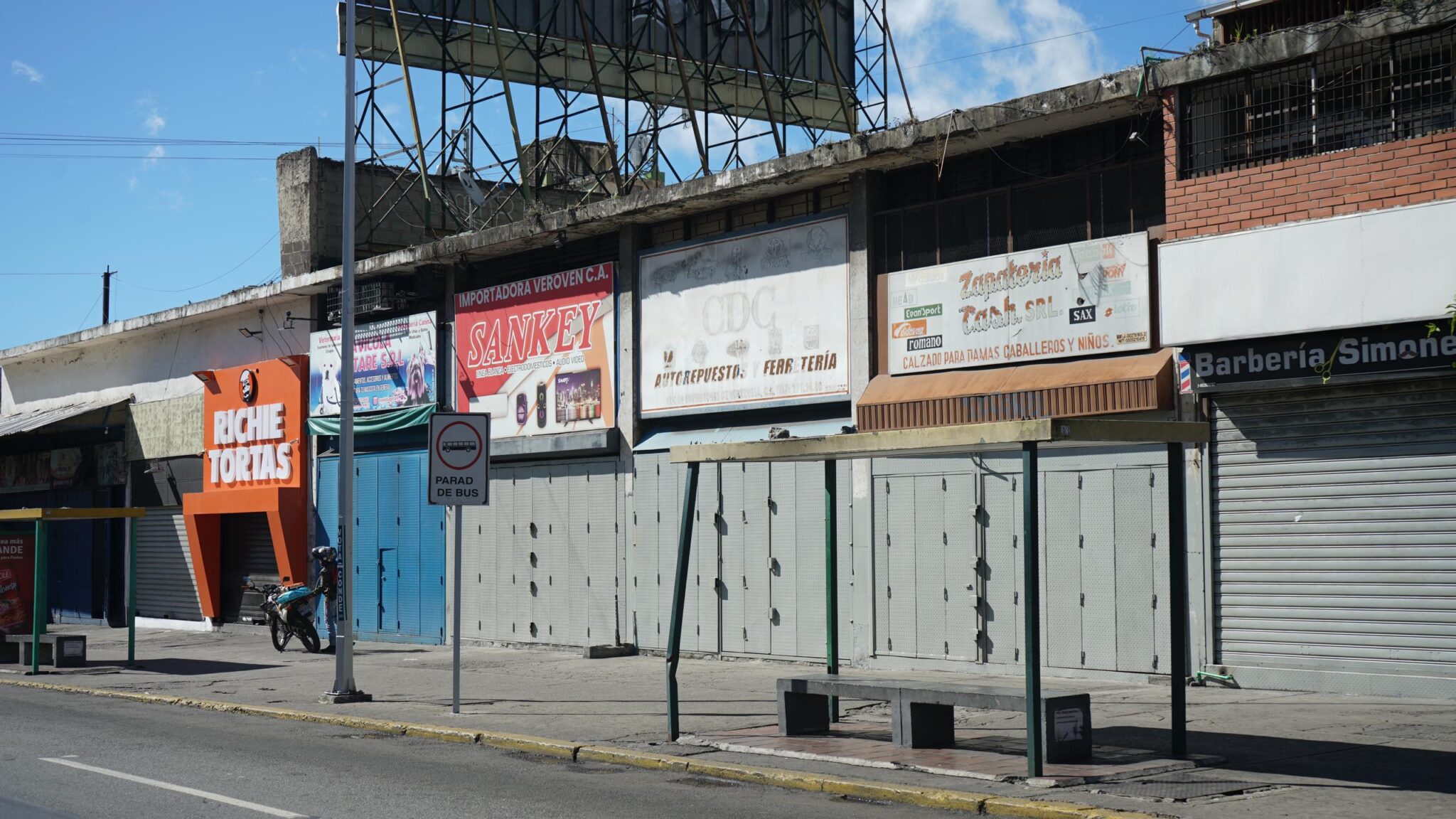 En imágenes: Caracas amaneció desolada tras una larga jornada de protestas 